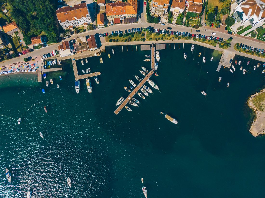 Vazdušni snimak marine sa jahtama u Crnoj Gori