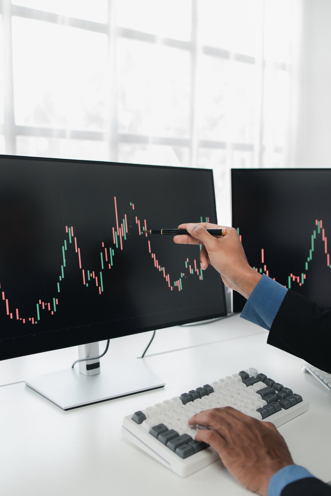 Investitor analizira grafikone berze